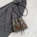 Secchiello retrò in tela grigia con dettagli in pelle marrone e tasche laterali - Grigio Cemento