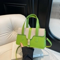 Sac à main contrasté vert et beige avec boucle dorée et bandoulière réglable - Vert