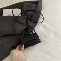 Schicke schwarze Mini-Handtasche mit Krokodilprägung, Schultergurt und Tragegriff - Schwarz