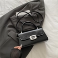 Sac carré en cuir noir brillant avec boucle G sertie de diamants et bandoulière - Noir