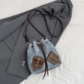 Borsa a secchiello casual in denim con coulisse in pelle marrone e tasche utility blu e tan - Blu