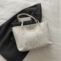 Bolso tote acolchado blanco para mujer con bordado ondulado y logotipo de metal - Sin colgante / Blanco