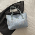 Bolso tote azul claro acolchado con bordado de ondas y correas de hombro elegantes - Sin colgante / Azul