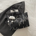 Borsa tote nera a pieghe con ricami colorati e ciondolo a nuvola bianca da donna - Con ciondolo / Nero
