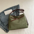 Retro bosgroene suède draagtas met bruine lederen riemen en vintage riemdetail afwerking - Groen