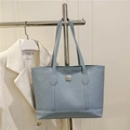 Borsa tote celeste in ecopelle con goffratura a cartone animato e spalline sottili - Blu