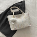 Borsa tote bianca trapuntata con ricami colorati e ciondolo a forma di nuvola - Con ciondolo / Bianco