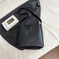 Borsa a secchiello nera minimalista con chiusura dorata e tracolla larga - Nero