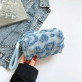 Trousse à maquillage en peluche bleu clair avec motifs de cœurs bleus et dragonne pratique - Bleu