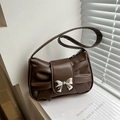 Sac à bandoulière marron foncé tendance avec grand nœud plissé et boucle argentée - Marron