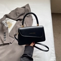 Elegante bolso cuadrado negro de piel sintética texturizada con letras doradas para mujer - Negro