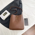 Borsa a secchiello in pelle marrone con chiusura dorata e tracolla dal design minimalista - Marrone