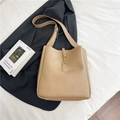 Grande borsa tote in pelle kaki chiaro con tracolla larga e fibbia dorata metallica - Cachi