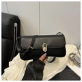 Detalle de bolso de hombro en cuero negro mate con hebilla ovalada de metal dorado - Negro