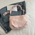 Bolso rosa con oso de dibujos animados, correa ajustable y asa corta fruncida - Rosa Sin Colgante