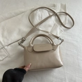 Minimalistische beige lederen tas met verstelbare schouderband en handvat - Khaki