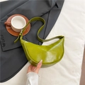 Borsa a mezzaluna verde erba in ecopelle liscia con tracolla larga coordinata - Verde