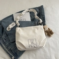 Bolso blanco con oso de dibujos, asa de volantes y colgante de peluche sobre tela vaquera - Blanco Con Colgante