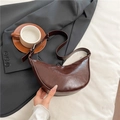 Borsa a sella a mezza luna marrone scuro minimalista con tracolla larga e finitura in pelle - Marrone