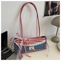 Dettaglio borsa di jeans blu con fiocco a quadri rossi, pizzo e toppa con ciliegia - Con Nastro / Quadri Rossi Denim