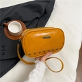 Borsa quadrata a tracolla giallo zenzero con borchie in metallo e targhetta del logo - Giallo