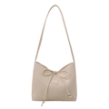 Elegante borsa a secchiello beige con fiocco e perle metalliche su sfondo bianco - Bianco