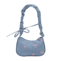 Borsa sottobraccio in denim azzurro con motivi floreali rosa e tracolla con volant - Azzurro