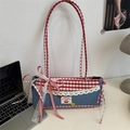Sac baguette en denim et carreaux rouges avec bordure en dentelle et broderie cerise - Vichy Rouge Denim avec Ruban