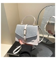 Detail der weißen Handtasche mit glitzernder Klappe und goldener Schnalle für Damen - Gebrochenes Weiß