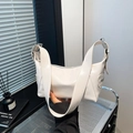 Borsa a spalla bianca in ecopelle lucida con fibbia argento regolabile e grande capacità - Bianco