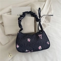 Borsa sottobraccio in denim blu con ricami di fiori rosa e manico dal design a pieghe - Nero