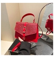 Detail der roten Paillettenhandtasche mit Metallverschluss auf dunklem Holztisch mit Glanz - Rot