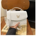 Detail der weißen gesteppten Handtasche mit Schmetterlingsdekor und Lederstruktur - Weiß