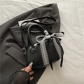 Borsa a conchiglia in vernice nera lucida con fiocco in pizzo bianco e manici doppi - Nero con sciarpa di seta