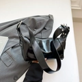 Elegante borsa a spalla in pelle verniciata nera con tracolla larga e dettagli argentati - Pelle Verniciata Lucida (Nero) / Nero