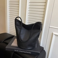 Sac seau minimaliste en cuir noir avec chaîne argentée et poignée anneau - Noir