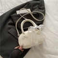 Borsa a tracolla bianco crema a forma di conchiglia con fiocco in rilievo e pizzo - Bianco con sciarpa di seta