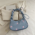 Borsa a spalla in denim azzurro a fiori con rose rosa e tracolla con volant da donna - Azzurro