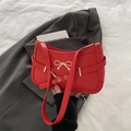Sac sous le bras rouge moderne en cuir PU avec un détail de nœud doré en métal - Rouge