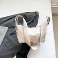 Borsa hobo bianca lucida con fibbie argentate e tracolla regolabile da donna - Grana di Pelle Fine (Bianco) / Bianco