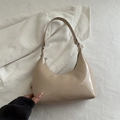 Bolso de hombro de charol beige con diseño curvo minimalista y acabado brillante - Caqui