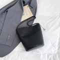 Sac seau minimaliste en cuir grainé noir avec pendentif argenté et bandoulière ronde - Noir