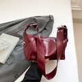 Elegante borsa a spalla bordeaux in ecopelle con tracolla larga e occhielli argentati - Pelle Verniciata Lucida (Borgogna) / Rosso