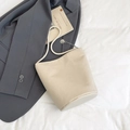 Sac seau minimaliste en cuir grainé beige avec fines bretelles et charm métallique - Blanc