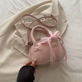 Borsa a conchiglia in ecopelle rosa con fiocchi 3D e eleganti manici in pizzo - Rosa con sciarpa di seta