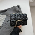 Elegante borsa a tracolla nera trapuntata con catena dorata e chiusura in metallo - Nero