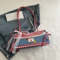 Sac à épaule en denim bleu avec garniture à carreaux rouges et écusson cerise - Carreaux Rouge Denim