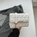 Borsa a tracolla trapuntata bianca con finiture in metallo dorato e catena chic - Bianco