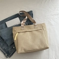 Minimalistische beige gewebte Tragetasche mit gelbem Reißverschluss und breitem Gurt - Khaki