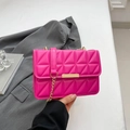 Borsa a tracolla fucsia trapuntata con catena dorata e dettagli in metallo di stile - Rosa